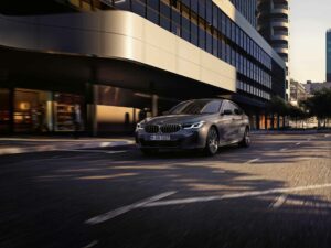 BMW fährt durch Innenstadt
