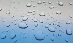 Regentropfen auf einer Glasscheibe