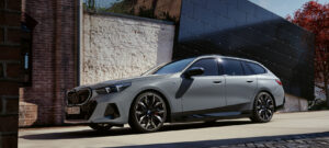 BMW i 5 Touring seitlich vorne
