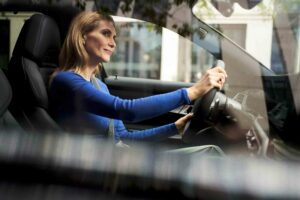 Geschäftskundin ist am fahren