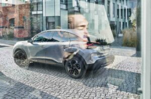 Der Geschäftskunde betrachtet vom Fenster seinen Wagen.