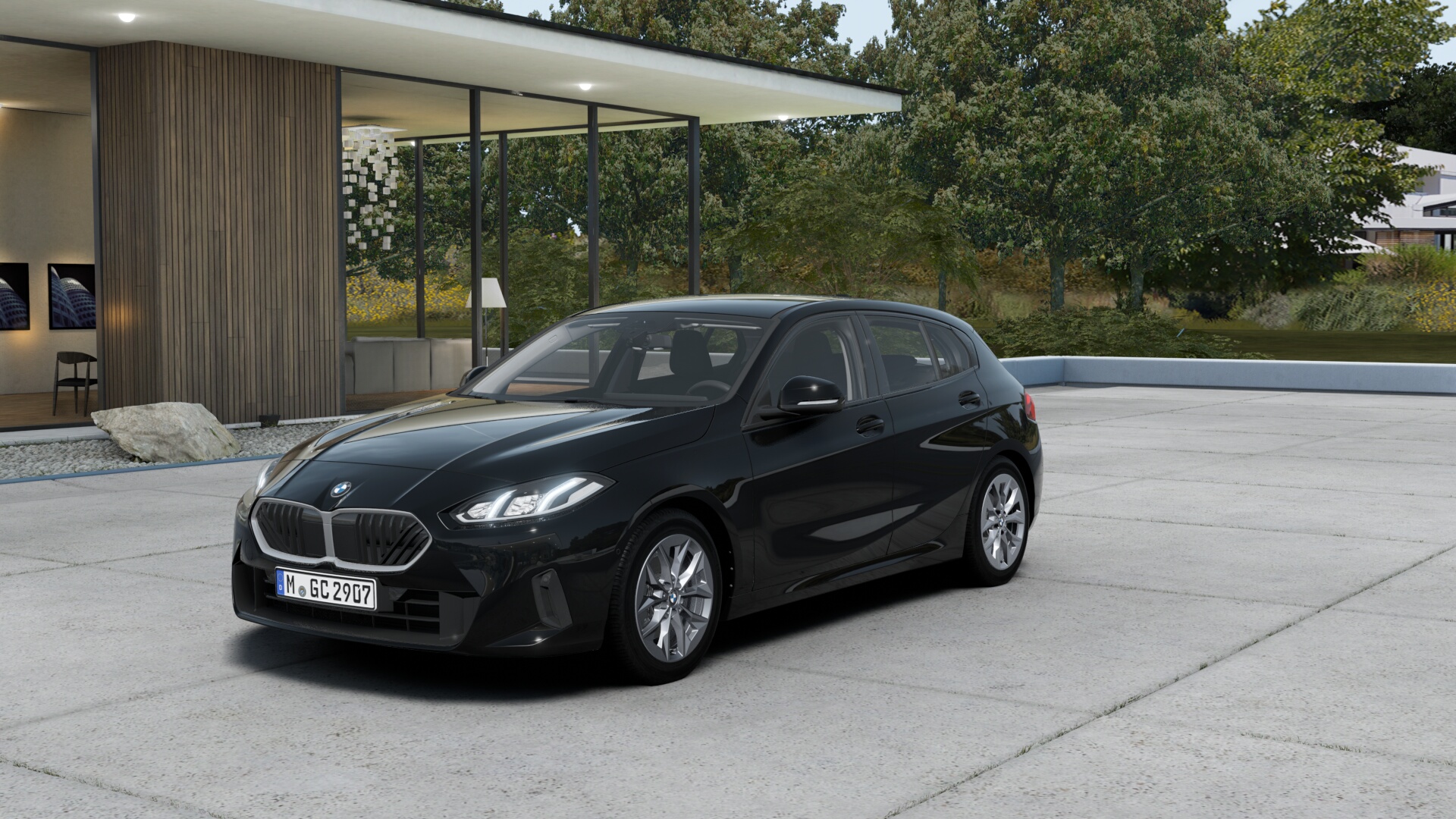 Ein schwarzer BMW mit Schrägheck ist auf einer modernen Betonauffahrt vor einem modernen Haus im Grünen geparkt.