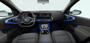 Innenraum eines modernen BMW mit digitalem Armaturenbrett, großem Zentraldisplay, blauer Ambientebeleuchtung und eleganten schwarz-grauen Sitzen in futuristischem, minimalistischem Design.