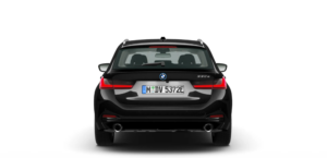 Schwarzer 3er Touring – Eleganz auf vier Rädern, perfekt inszeniert vor einem klaren, weißen Hintergrund.
