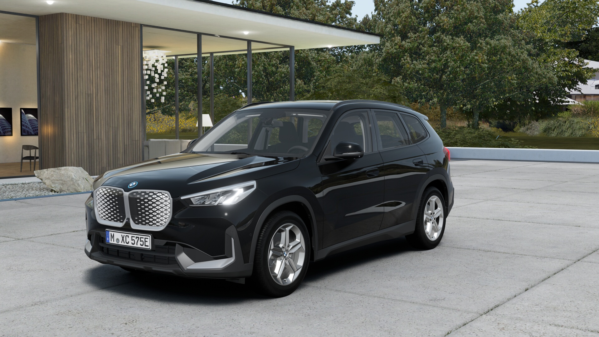Ein schwarzer BMW-SUV steht in einer modernen Einfahrt vor einem zeitgenössischen Haus mit großen Glasfenstern, das von viel Grün umgeben ist.