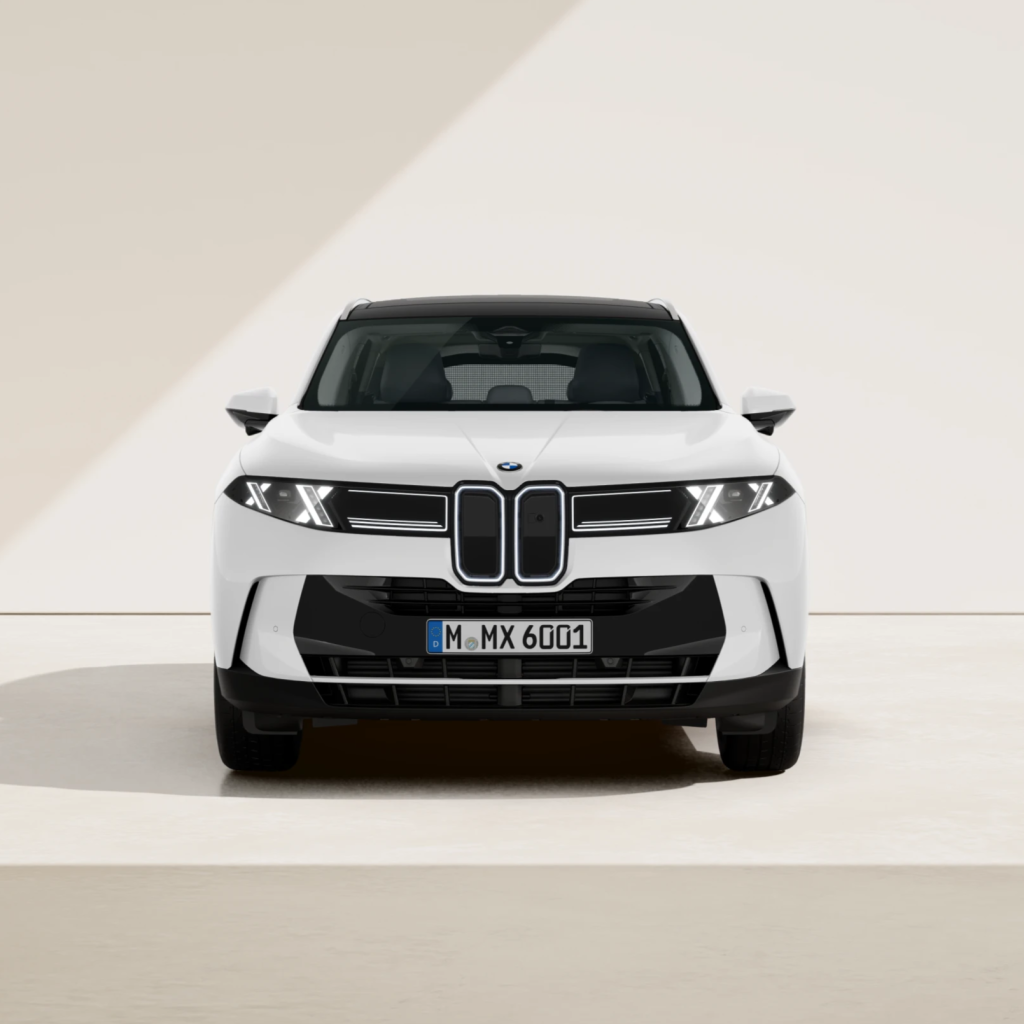 Ein weißer BMW-SUV ist von vorne zu sehen, geparkt in einer minimalistischen, hell beleuchteten Außenkulisse vor einem gleichmäßigen, hellen Hintergrund.