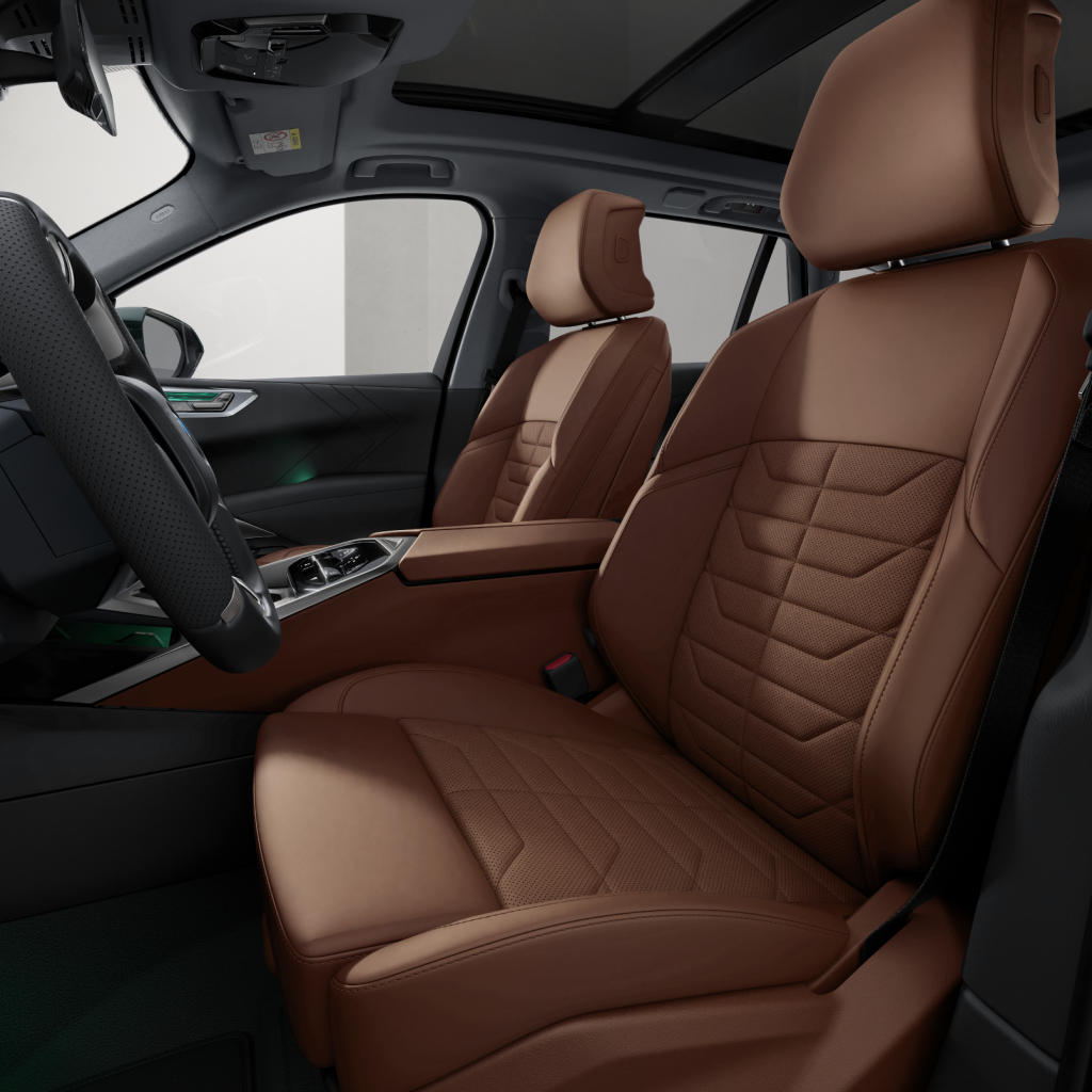 Innenansicht des vorderen Bereichs eines modernen Autos mit braunen Ledersitzen, aufwendigen Ziernähten, einem Schiebedach und einem eleganten Armaturenbrett, die Komfort und Luxus unterstreichen.